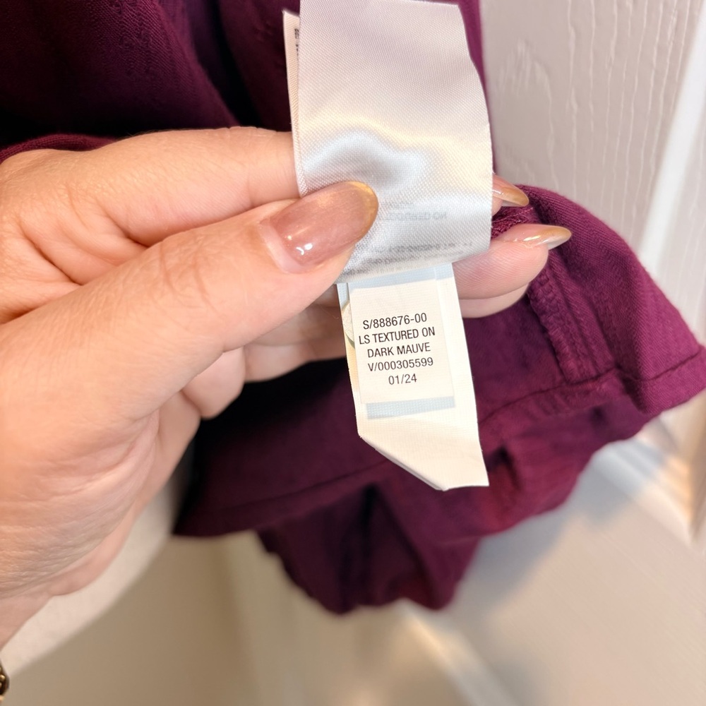 OLD NAVY Textured Dobby Top in Dark Mauve - Picture 6 of 9